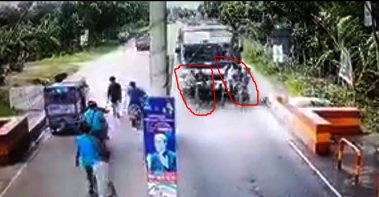 রিকশা-ভ্যানকে দ্রুতগামী বাসের ধাক্কা, ভিডিও ভাইরাল