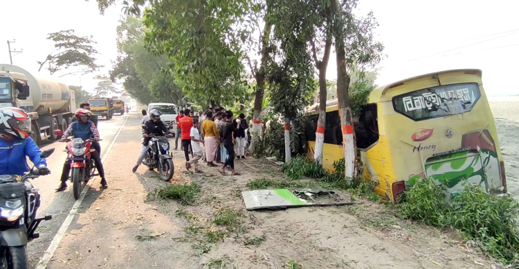 নারায়ণগঞ্জে যাত্রীবাহী বাস খাদে পড়ে নিহত ১