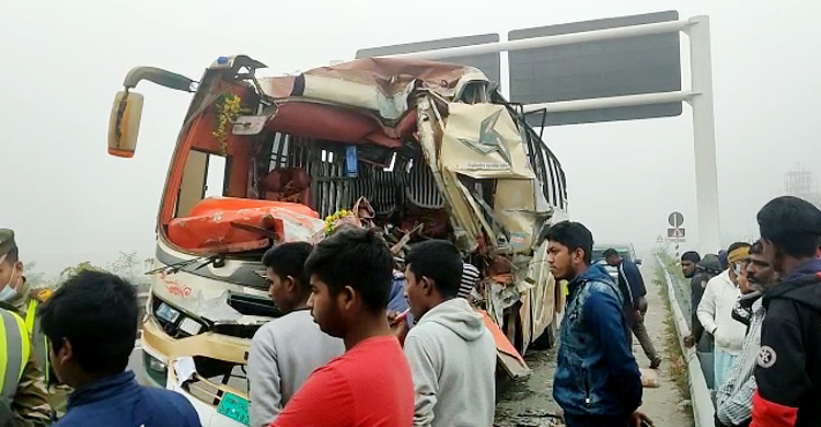 কাভার্ডভ্যানের পেছনে বাসের ধাক্কায় যাত্রী নিহত