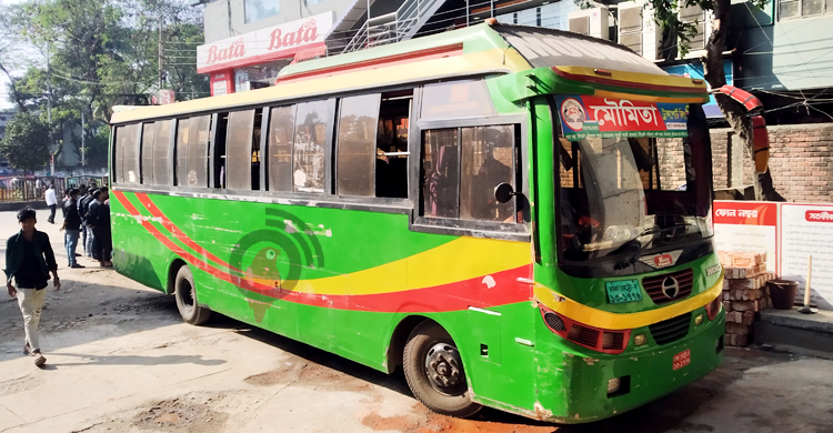 সহপাঠীকে মারধর, ৩ বাস আটকালেন ঢাকা কলেজ শিক্ষার্থীরা