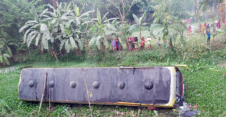 ফেনীতে নিয়ন্ত্রণ হারিয়ে স্টার লাইনের বাস খাদে, আহত ৩