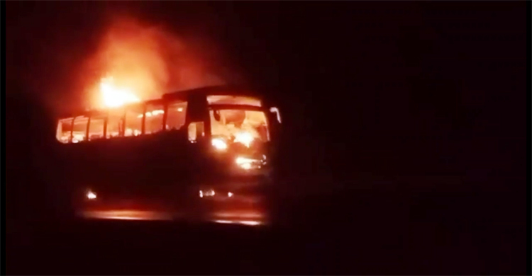 সিগারেটের আগুনে শিক্ষাসফরের বাস পুড়ে ছাই