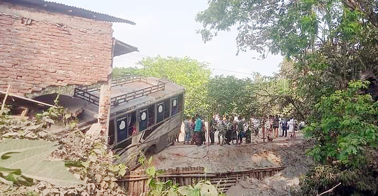 পথচারীকে চাপা দিয়ে খালে পড়ে গেলো বাস
