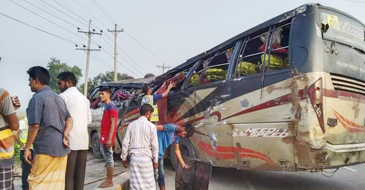 নিয়ন্ত্রণ হারিয়ে যাত্রীবাহী বাস খাদে, নারী নিহত
