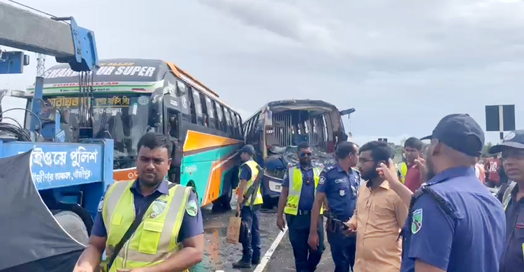 ঢাকা-ভাঙ্গা এক্সপ্রেসওয়েতে পরপর তিন বাসের ধাক্কা, নিহত ২