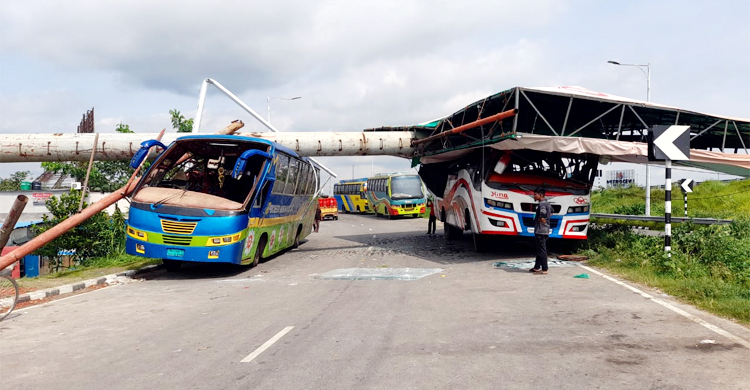 ফরিদপুরে দুই বাসের ওপর ভেঙে পড়লো বিলবোর্ড