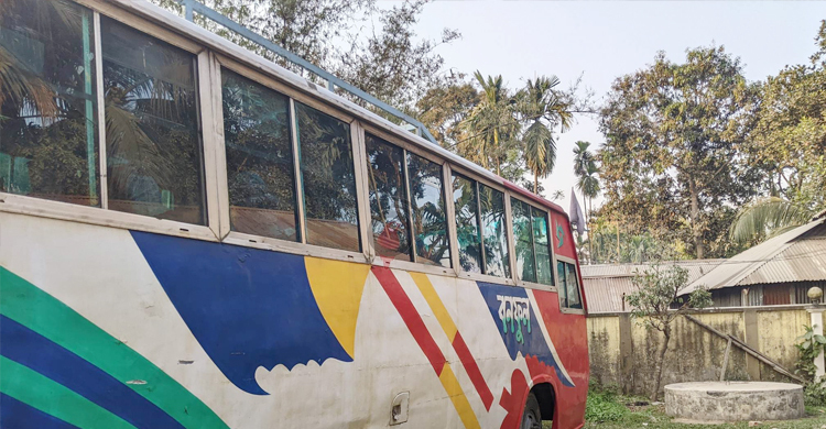 রাস্তা পার হতে গিয়ে বাসের চাকায় পিষ্ট হলেন বৃদ্ধ