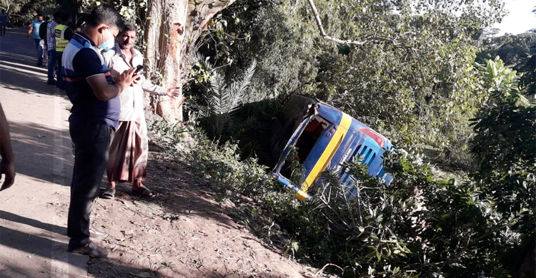 চাকা ফেটে যাত্রীসহ বাস খাদে