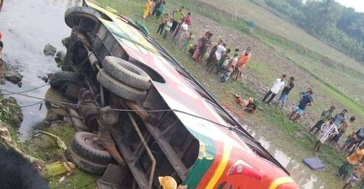 ভ্যান-মোটরসাইকেলের ওপর উঠে গেলো বাস, নিহত ২