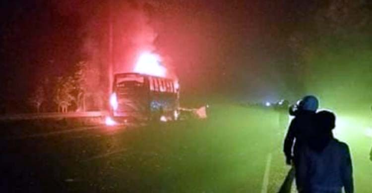 মাদারীপুরে সড়কে প্রাণ গেলো একজনের, বাসে আগুন দিলো জনতা