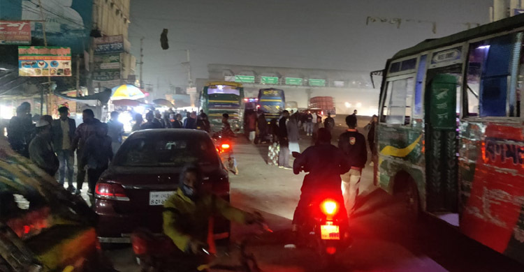 টানা তিনদিনের ছুটিতে ঢাকা-চট্টগ্রাম মহাসড়কে যাত্রীদের চাপ
