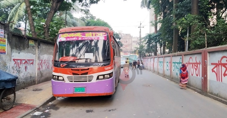 ‘ক্ষতিপূরণ ও হাফ পাস’ শর্তে ছাড়া পেলো তরঙ্গ প্লাসের বাস
