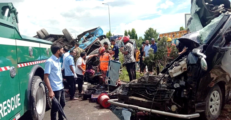 6 killed as bus hits microbus in Tangail
