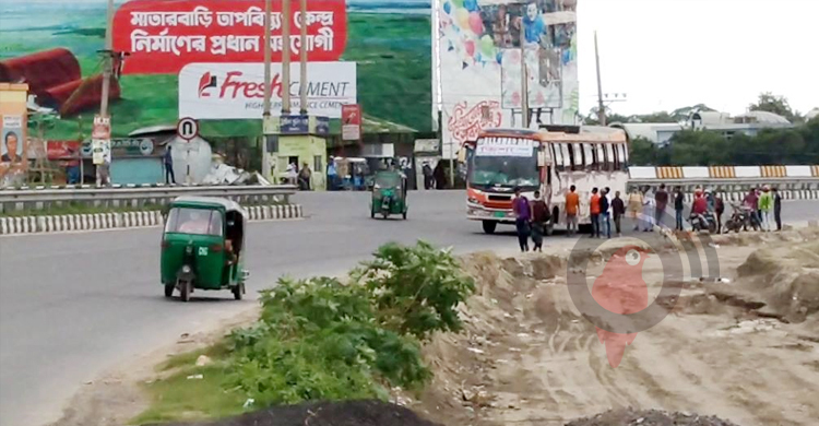 ঢাকা-টাঙ্গাইল মহাসড়কে চলছে বাস, রাস্তা থেকেই তোলা হচ্ছে যাত্রী