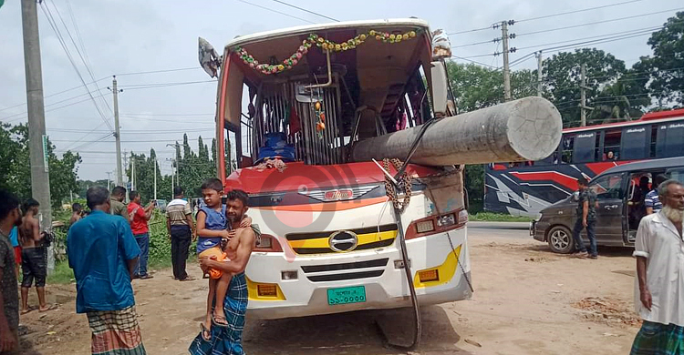 চলন্ত বাসের সামনে থেকে ঢুকে পেছন পর্যন্ত চলে গেলো বৈদ্যুতিক খুঁটি