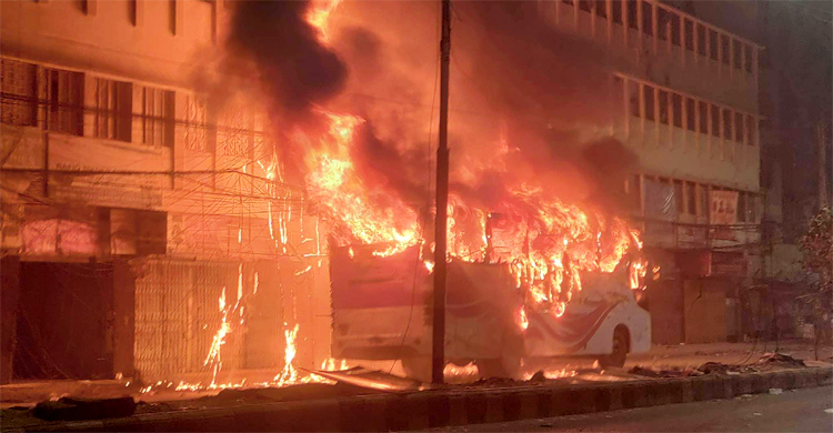 বাংলামোটরে সেন্ট মার্টিন পরিবহনে আগুন