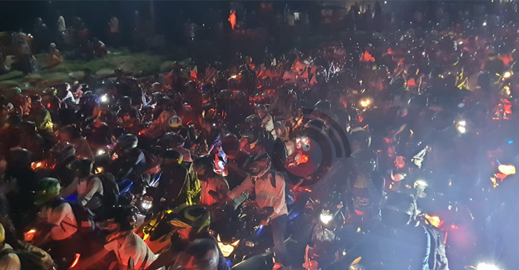 দিনভর ভোগান্তির পর রাতেও ফেরিতে ওঠার যুদ্ধ