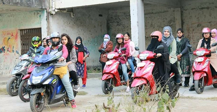 বাইকে আগ্রহ বাড়ছে নারীদের