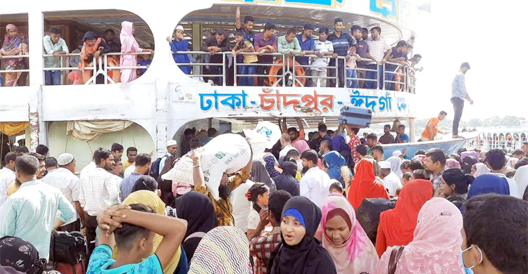 চাঁদপুর লঞ্চঘাটে বেড়েছে ঢাকামুখী যাত্রীর চাপ