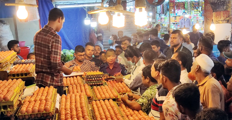 কুমিল্লায় ইচ্ছামতো দামে ডিম বিক্রি, ৫ প্রতিষ্ঠানের জরিমানা