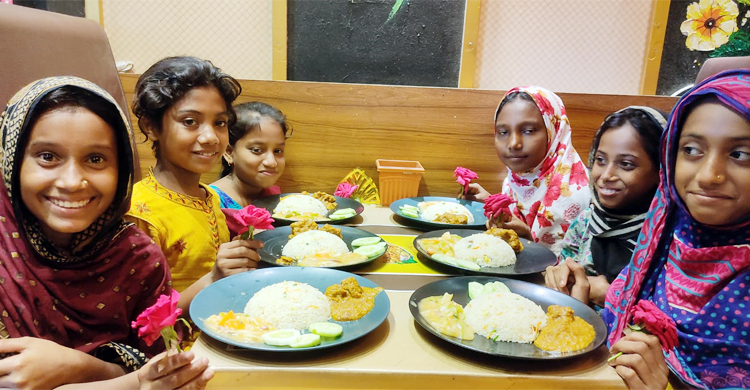 পথশিশুরা পেলো লাল গোলাপ, খেলো রেস্টুরেন্টে