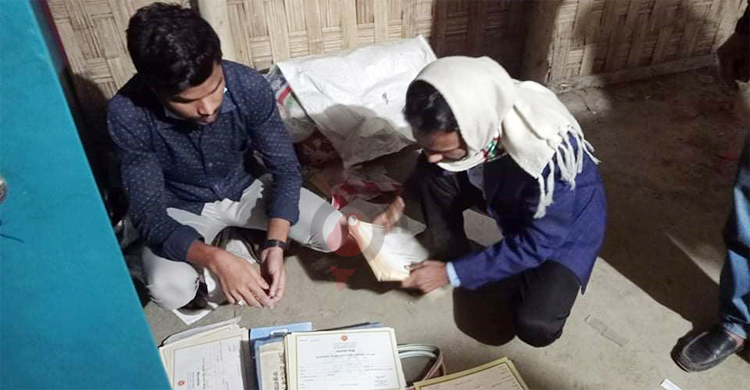 শিক্ষা অফিসের কর্মচারীর বাড়িতে মিললো পিইসির ব্ল্যাঙ্ক সনদপত্র