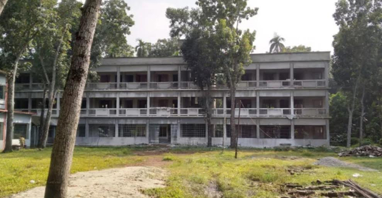 ৬০০ শিক্ষার্থীর পাঠদানে ৬ শিক্ষক, ধুঁকছে বিদ্যালয়