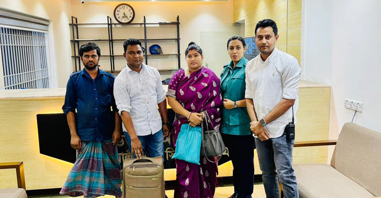 অ্যাপের মাধ্যমে টাকা-স্বর্ণালংকারসহ প্রবাসীর হারানো ব্যাগ উদ্ধার