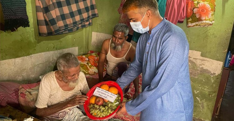 সেই শতবর্ষী বৃদ্ধের খোঁজ নিলেন সিএমপি কমিশনার