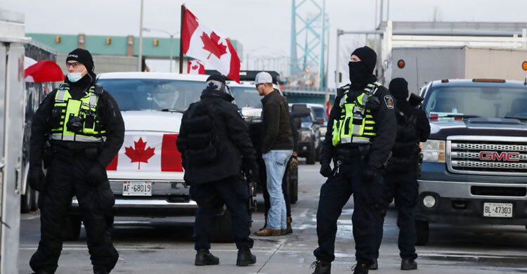 Canada police in standoff with protesters blocking bridge to US