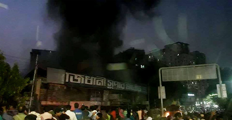 টিকাটুলিতে রাজধানী সুপার মার্কেটে ভয়াবহ আগুন