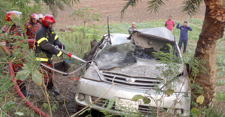 সিগনাল না মেনে পালানোর সময় প্রাইভেটকার খাদে