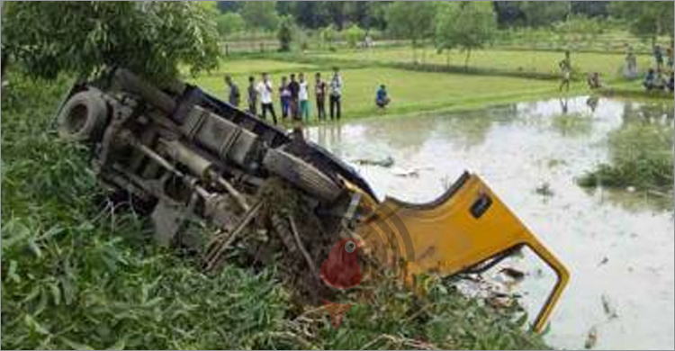 গাছের সঙ্গে ধাক্কা খেয়ে উল্টে গেল ট্রাক, প্রাণ গেল দুজনের