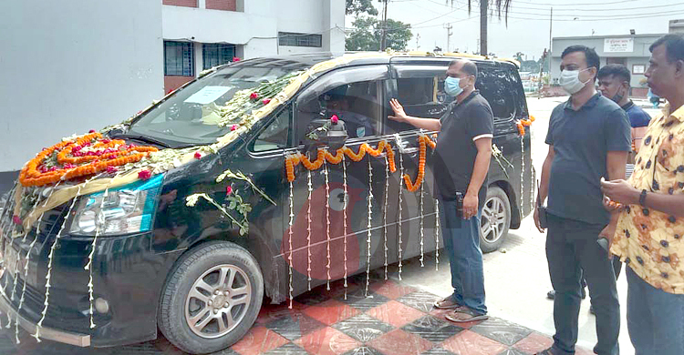 বিদায়বেলায় ফুল সজ্জিত গাড়িতে বাড়ি গেলেন কনস্টেবল