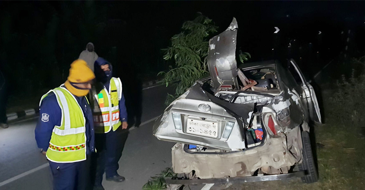 মাদারীপুরে বাস-প্রাইভেটকার সংঘর্ষ, পথচারীসহ নিহত ৫