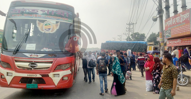 মহাসড়কে যাত্রীদের চাপ বাড়ছে