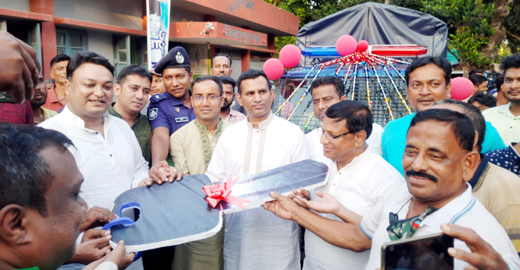 পুলিশকে গাড়ি উপহার দিলেন এমপি