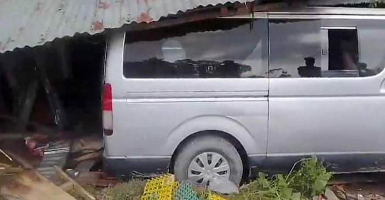 চায়ের দোকানে প্রাইভেটকার, নিহত ১