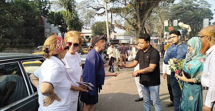 বেনাপোল দিয়ে ভারতে গেলেন শত বছরের পুরোনো গাড়ি নিয়ে আসা পর্যটকরা