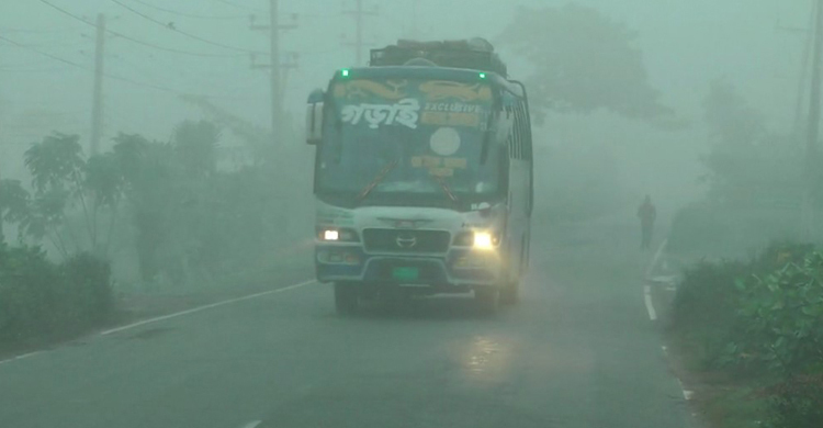 ঝিনাইদহে ঘন কুয়াশায় সড়কে হেড লাইট জ্বালিয়ে চলছে যান