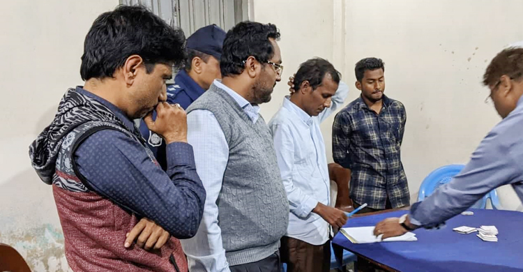 জুয়া খেলার সময় তিন সরকারি কর্মকর্তাসহ আটক ৪