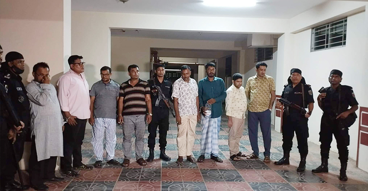 জুয়ার আসরে স্বেচ্ছাসেবক লীগ নেতাসহ আটক ৮, মিললো ১৩ লাখ টাকা