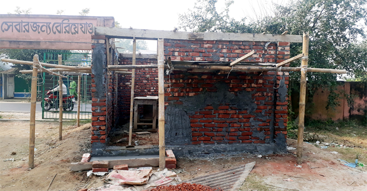 অবশেষে জরাজীর্ণ পোস্ট অফিস সংস্কার করছেন স্থানীয়রা