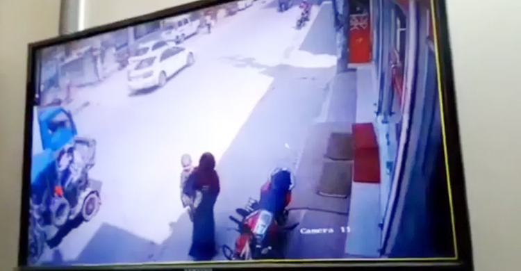 সাভারে শিশু নিয়ে পালালেন বোরকাপরা নারী