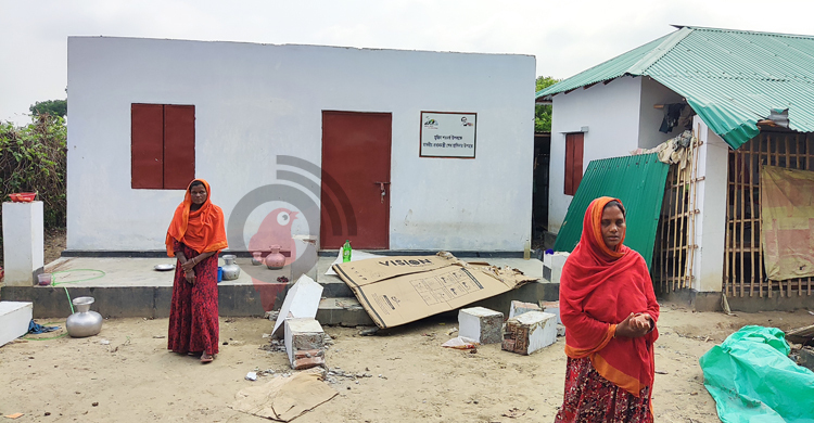 ঝড়ে উড়ে গেলো আশ্রয়ণ প্রকল্পের ঘরের চাল