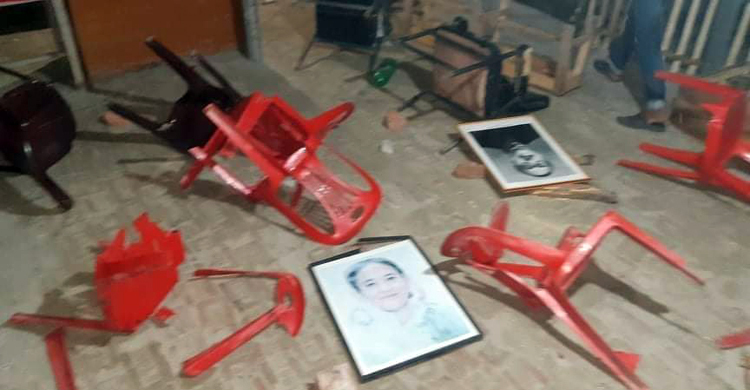প্রার্থীর অফিসে হামলা : বঙ্গবন্ধু ও প্রধানমন্ত্রীর ছবি ভাঙচুর