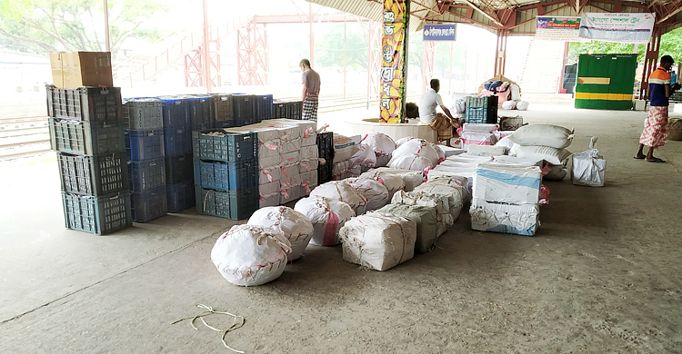 স্পেশাল ট্রেনে আম পরিবহনে ‘সিন্ডিকেটের কবলে’ ব্যবসায়ীরা