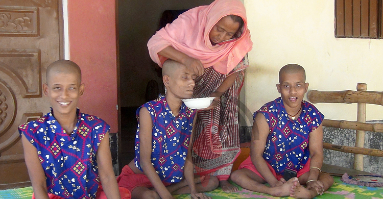 তিন প্রতিবন্ধী মেয়ের চিকিৎসা চালাতে গিয়ে নিঃস্ব পরিবার