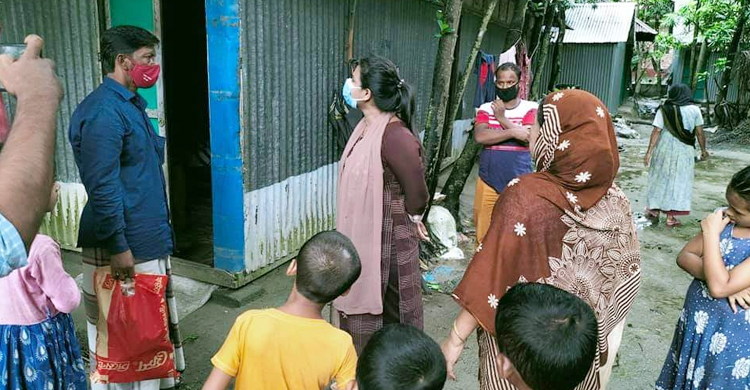 ৩৩৩-এ ফোন পেয়ে খাবার পৌঁছে দিলেন ইউএনও