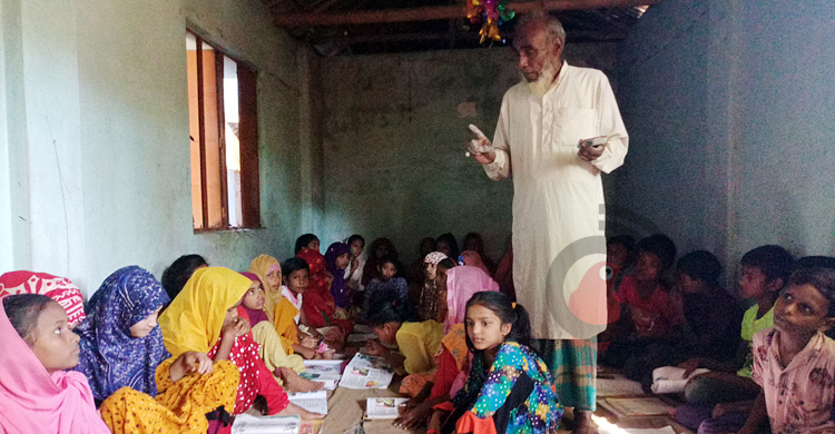 ৩১ বছর ধরে বিনামূল্যে পড়াচ্ছেন রশিদ মাস্টার